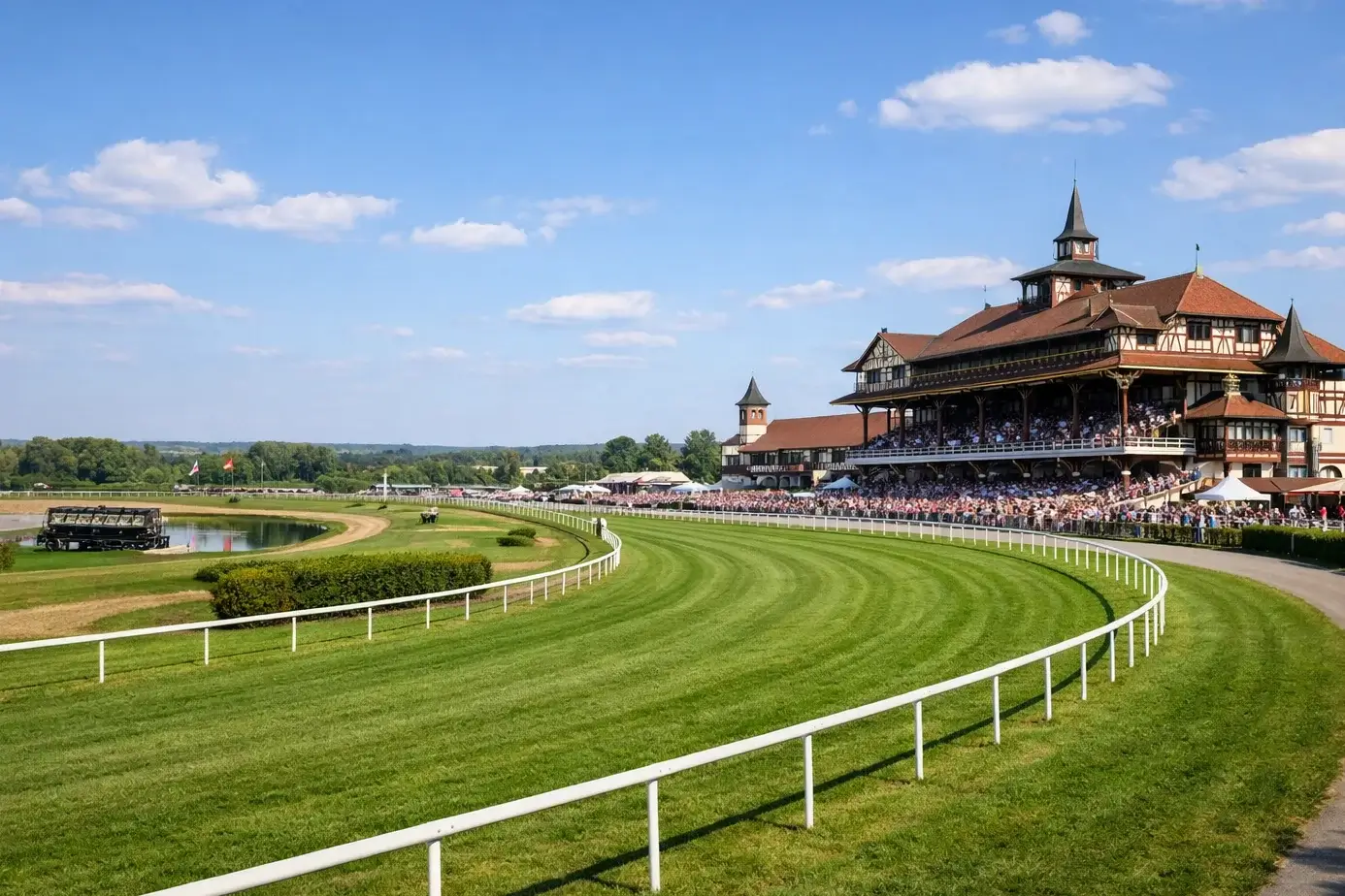 Panorama einer deutschen Galopprennbahn mit Tribüne und grüner Bahn